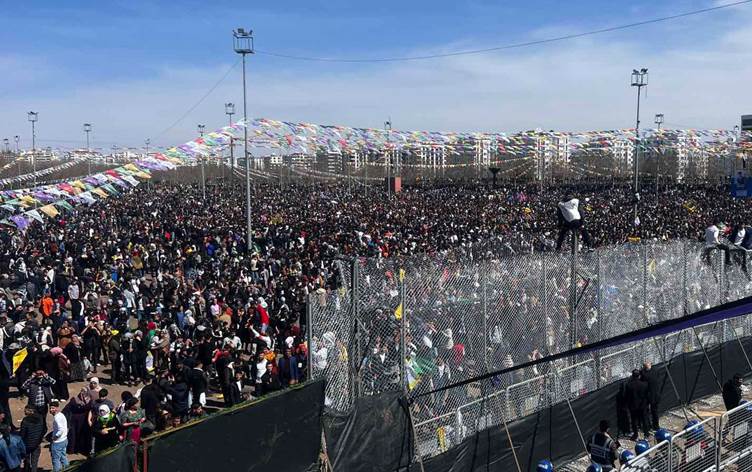 Diyarbakır'da Newroz'a geniş katılım